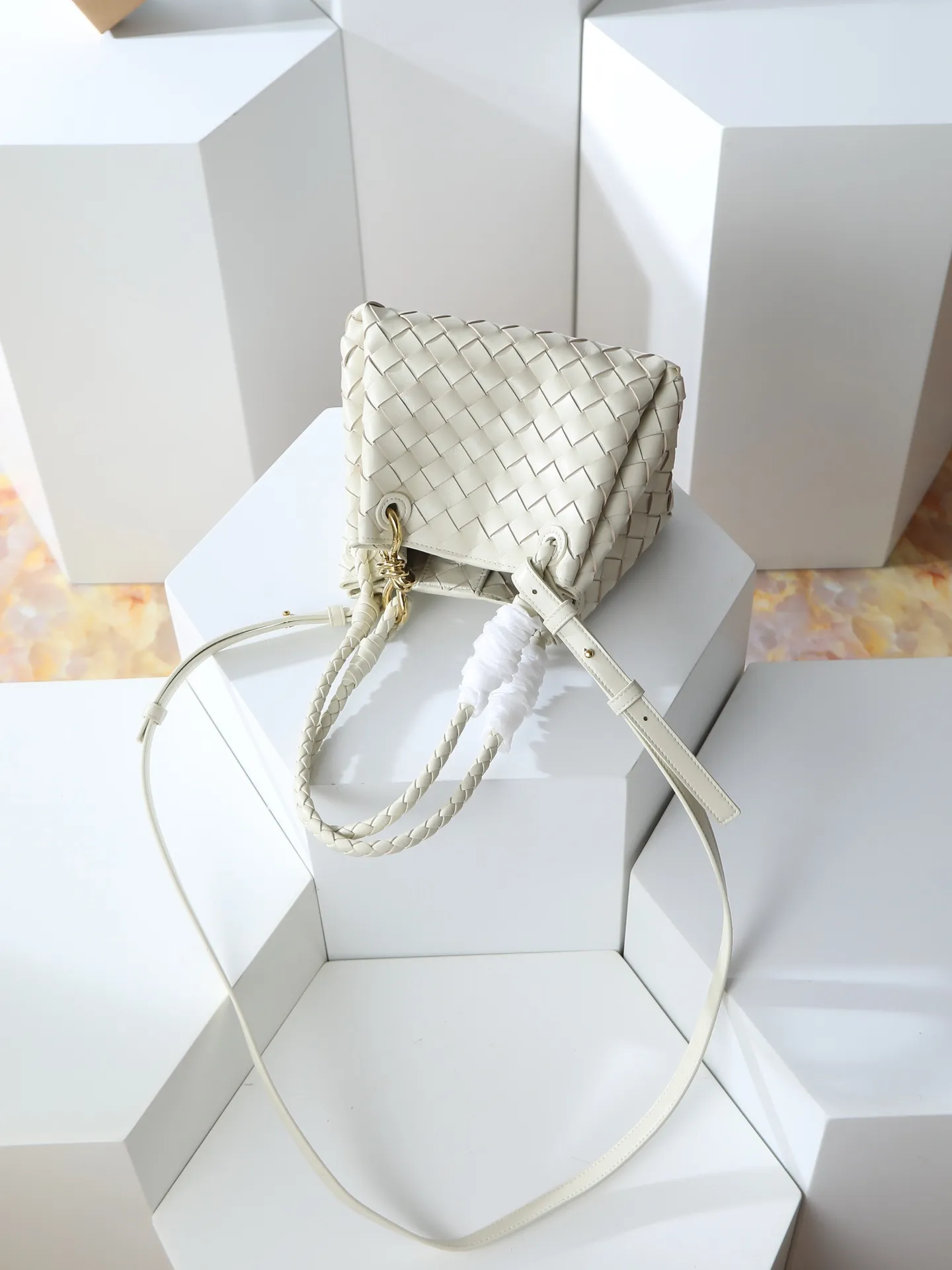 1250. Home B has a new product! Andiamo combines archive parachute handbags to inherit retro elements and integrate modern trends. The same style as Shu Qi's Night in Beijing. It is a continuation of the classic bag. It has three functions: hand carry, shoulder and cross-body. It is embellished with metal brass knot buckles. It is small and has an amazing capacity. It can easily hold all kinds of daily necessities with a box, sunglasses, small bottle, water powder, charger, and the upper body is versatile. Style number: 796569 Size: 21*17*16.5cm